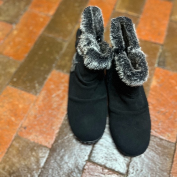 Khombu size 8M black buck and fur ankle boots. No stains or damage. - Picture 4 of 7